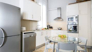 Cafetera y tetera, refrigerador, microondas y horno