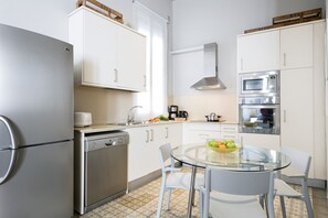 Réfrigérateur, micro-ondes, four, cafetière/bouilloire