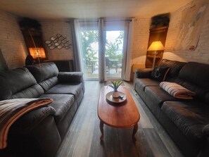 Smart TV, books - Lake Champlain Waterfront: Amazing Sunsets, Private Beach, and Firepit (Swanton)