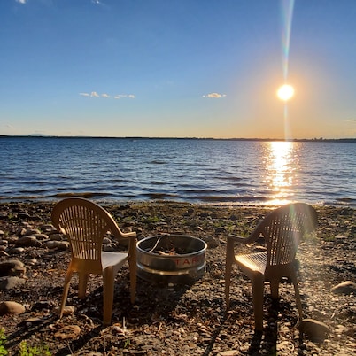 Lake Champlain Waterfront: Amazing Sunsets, Private Beach, and Firepit