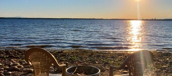 Lake Champlain Waterfront: Amazing Sunsets, Private Beach, and Firepit