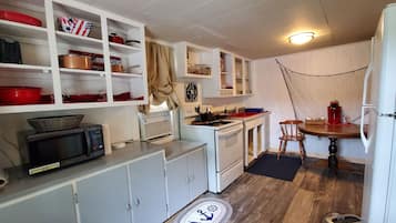 Frigorífico grande, microondas, horno y placa de cocina