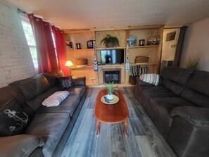 Smart TV, books - Lake Champlain Waterfront: Amazing Sunsets, Private Beach, and Firepit (Swanton)