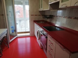 Frigorífico, microondas, horno y placa de cocina