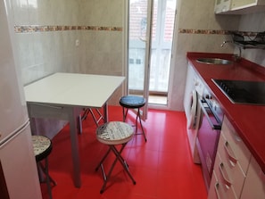 Een koelkast, een microgolfoven, een oven, een kookplaat