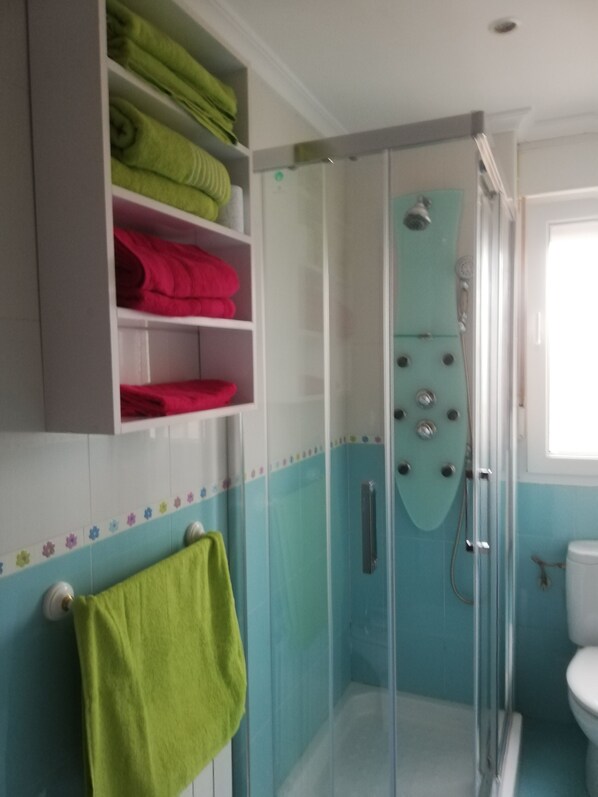 Dusche, Haartrockner, Bidet, Handtücher