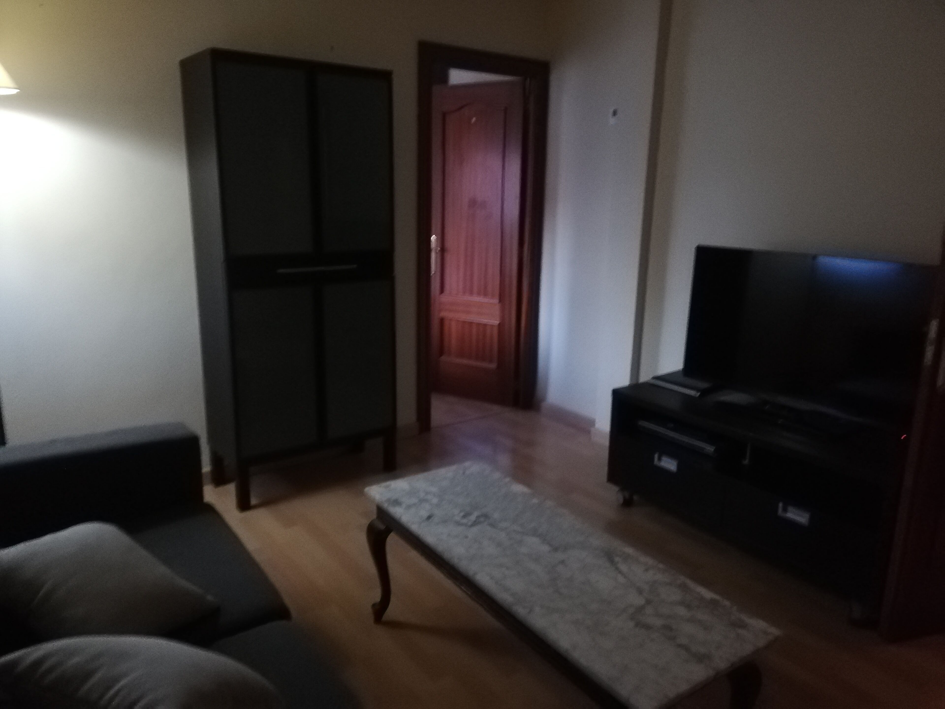 Una televisión de pantalla plana, un reproductor de DVD