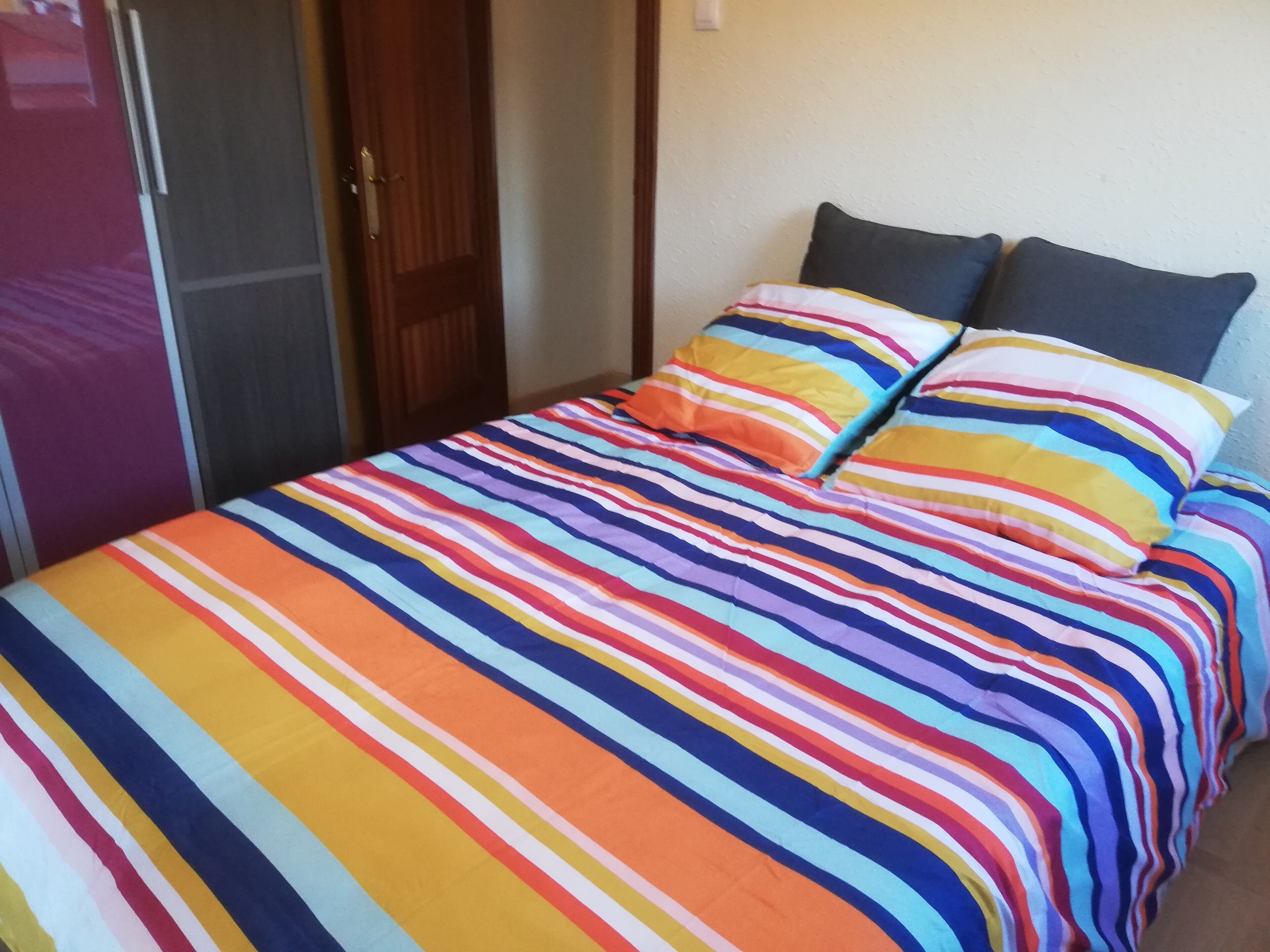 2 slaapkamers, een bureau, een strijkplank/strijkijzer, wifi