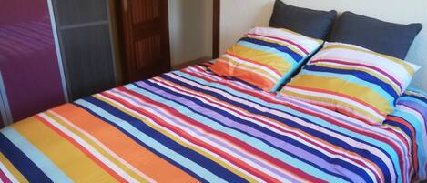 2 bedrooms, desk, iron/ironing board, WiFi