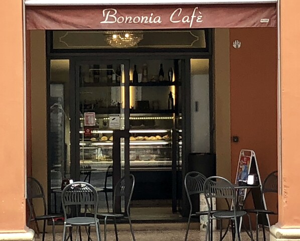 Petit déjeuner continental servi en semaine (7 EUR par personne)