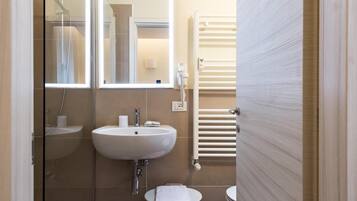 Shower, rainfall showerhead, free toiletries, hair dryer