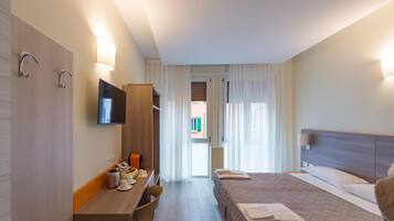 Minibar, coffres-forts dans les chambres, bureau