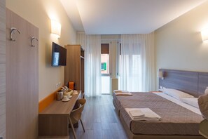 Minibar, coffres-forts dans les chambres, bureau