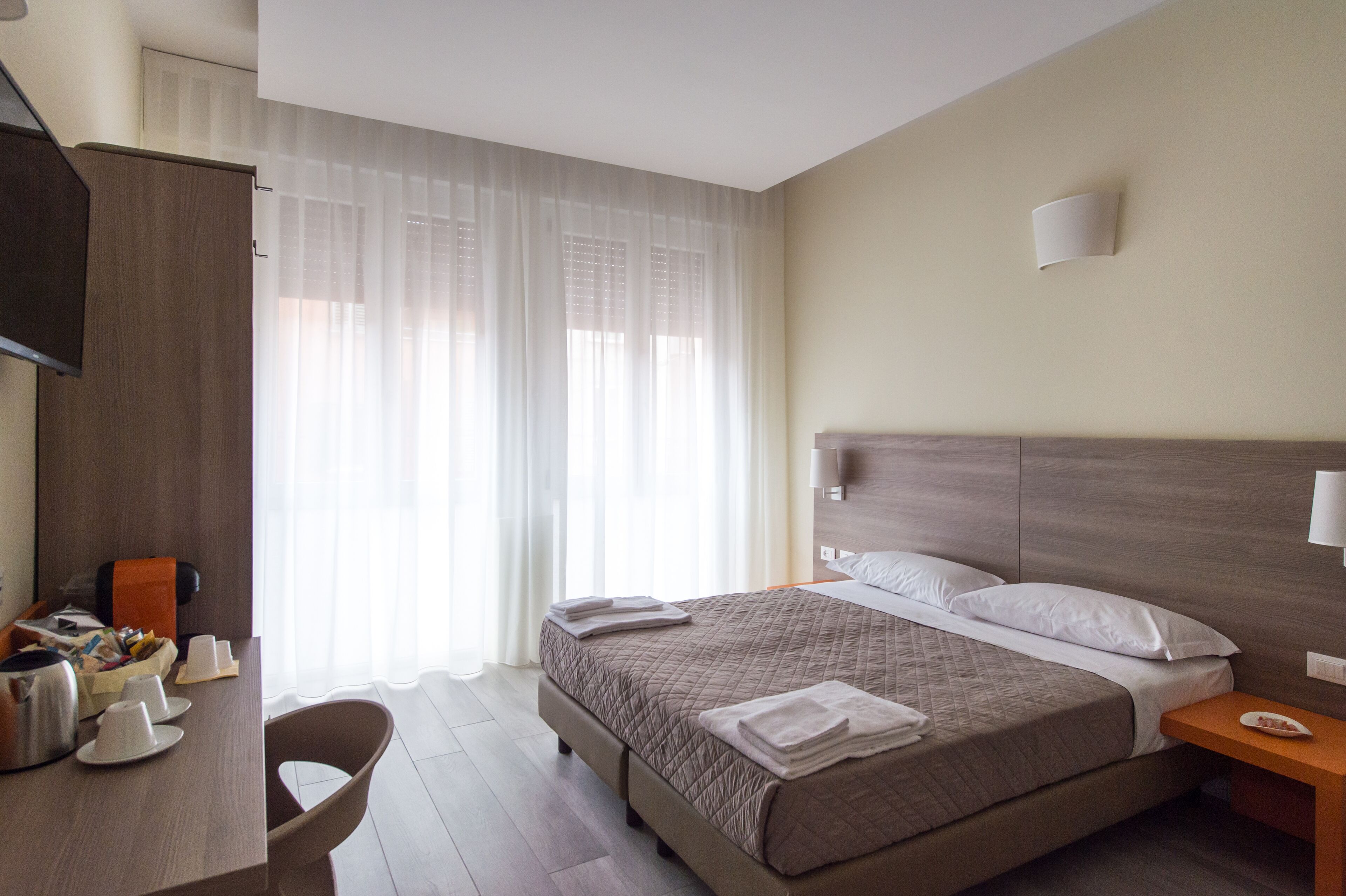 Family Room | Bar mini, peti besi dalam bilik, meja, ruang kerja komputer riba 