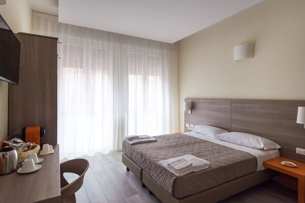 Habitación familiar | Minibar, caja de seguridad en la habitación y escritorio 