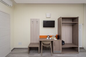 Habitación familiar | Minibar, caja de seguridad en la habitación y escritorio 