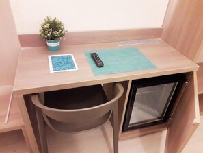 Minibar, coffres-forts dans les chambres, bureau