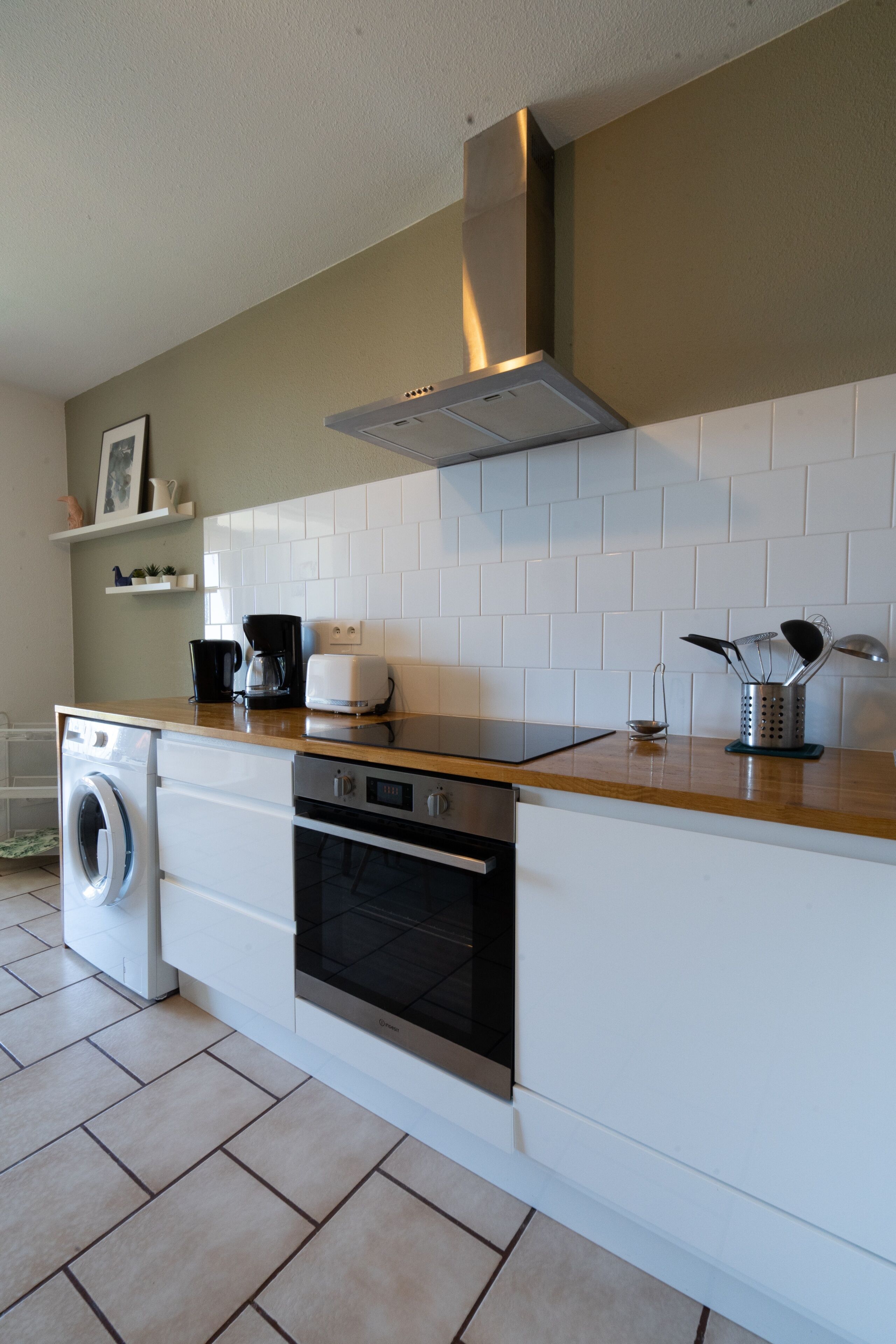 Microwave, dishwasher, coffee/tea maker, cookware/dishes/utensils