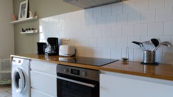 Microwave, dishwasher, coffee/tea maker, cookware/dishes/utensils