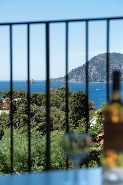 EXCEPTIONAL SETTING FACING THE SEA