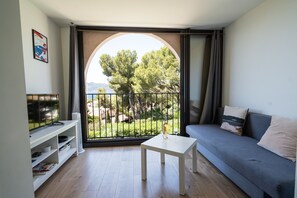 Living area - EXCEPTIONAL SETTING FACING THE SEA (Saint-Mandrier-sur-Mer)