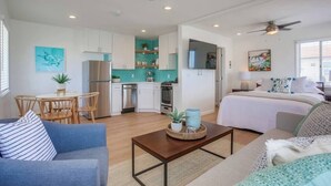 Un apartamento moderno con cocina, comedor y un dormitorio.