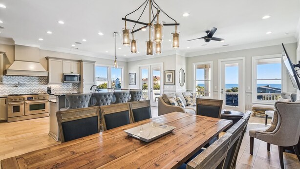 Una cocina amplia con una mesa de comedor de madera, electrodomésticos integrados y vistas al exterior.