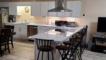 Een koelkast, een magnetron, een oven, een kookplaat