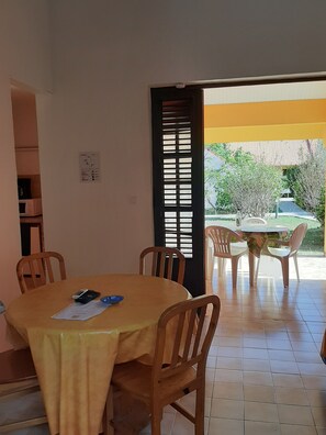 Outdoor dining - Bungalow type T2 in its garden (Les Anses-d'Arlet)