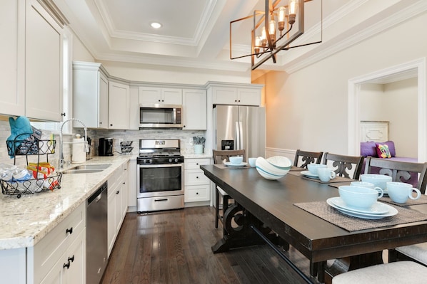 Fridge, microwave, oven, stovetop - NOLA Creole Queen 5 Bedroom BRAND NEW HOME! (New Orleans)