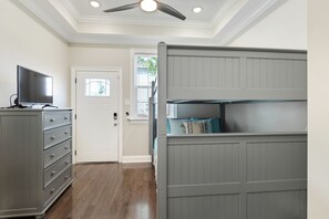 5 habitaciones, tabla de planchar con plancha, wifi y ropa de cama 