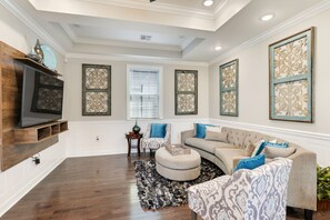 Flat-screen TV - NOLA Creole Queen 5 Bedroom BRAND NEW HOME! (New Orleans)