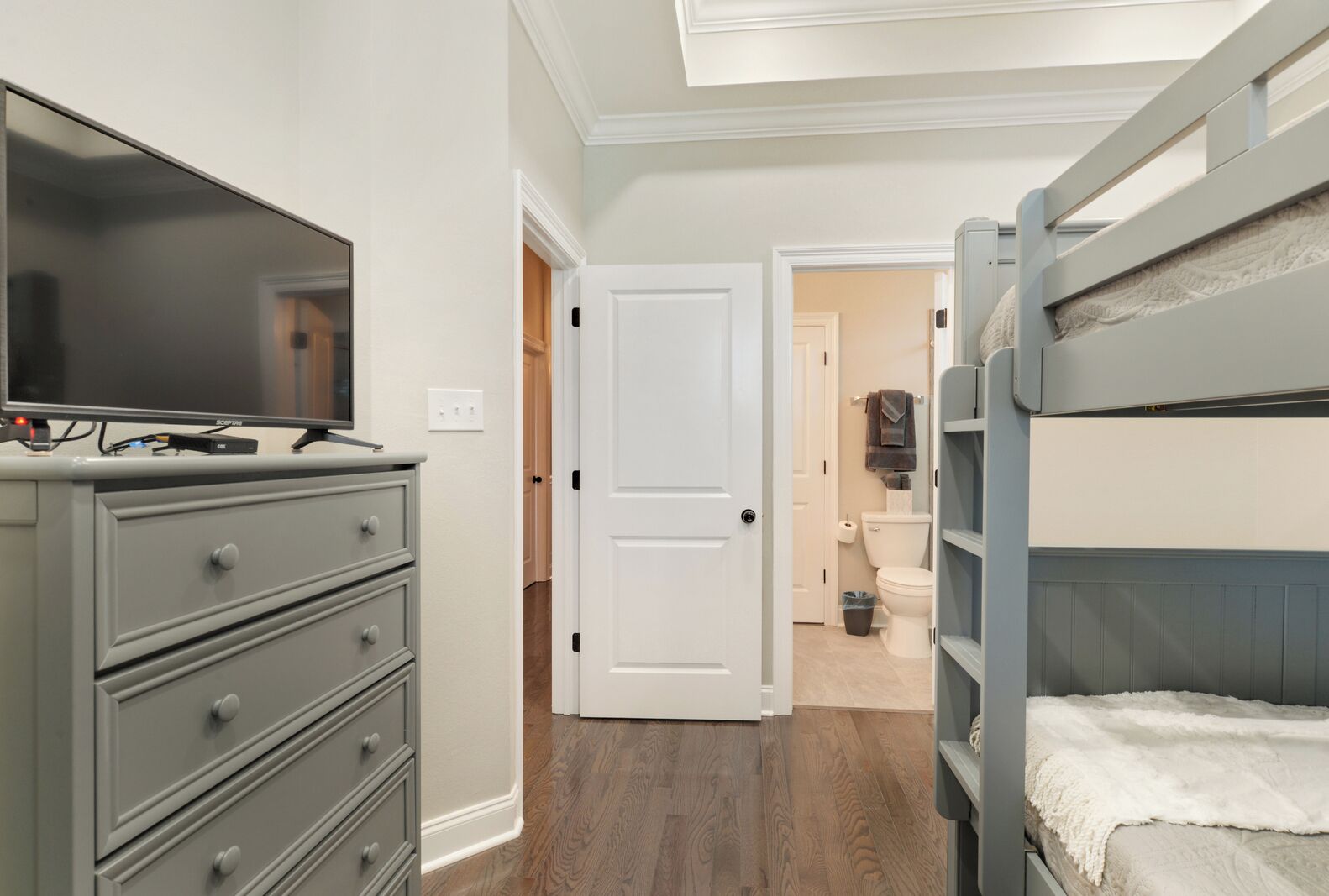 5 bedrooms, iron/ironing board, WiFi, bed sheets