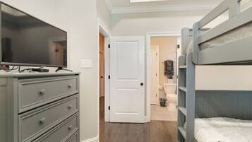 5 bedrooms, iron/ironing board, WiFi, bed sheets