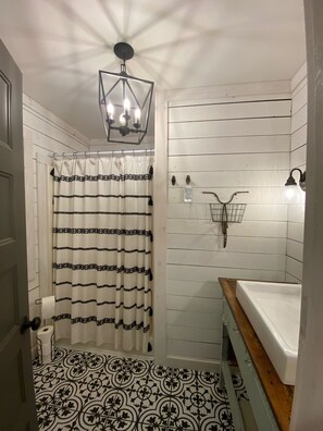 Combined shower/tub, hair dryer, towels