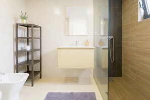 Bathtub, hair dryer, bidet, towels