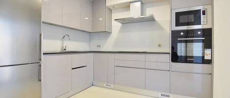 Frigorifero, microonde, forno, piano cottura