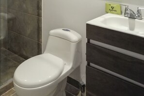 Bathroom | Shower, free toiletries, towels, soap - Hotel Go (Pereira)