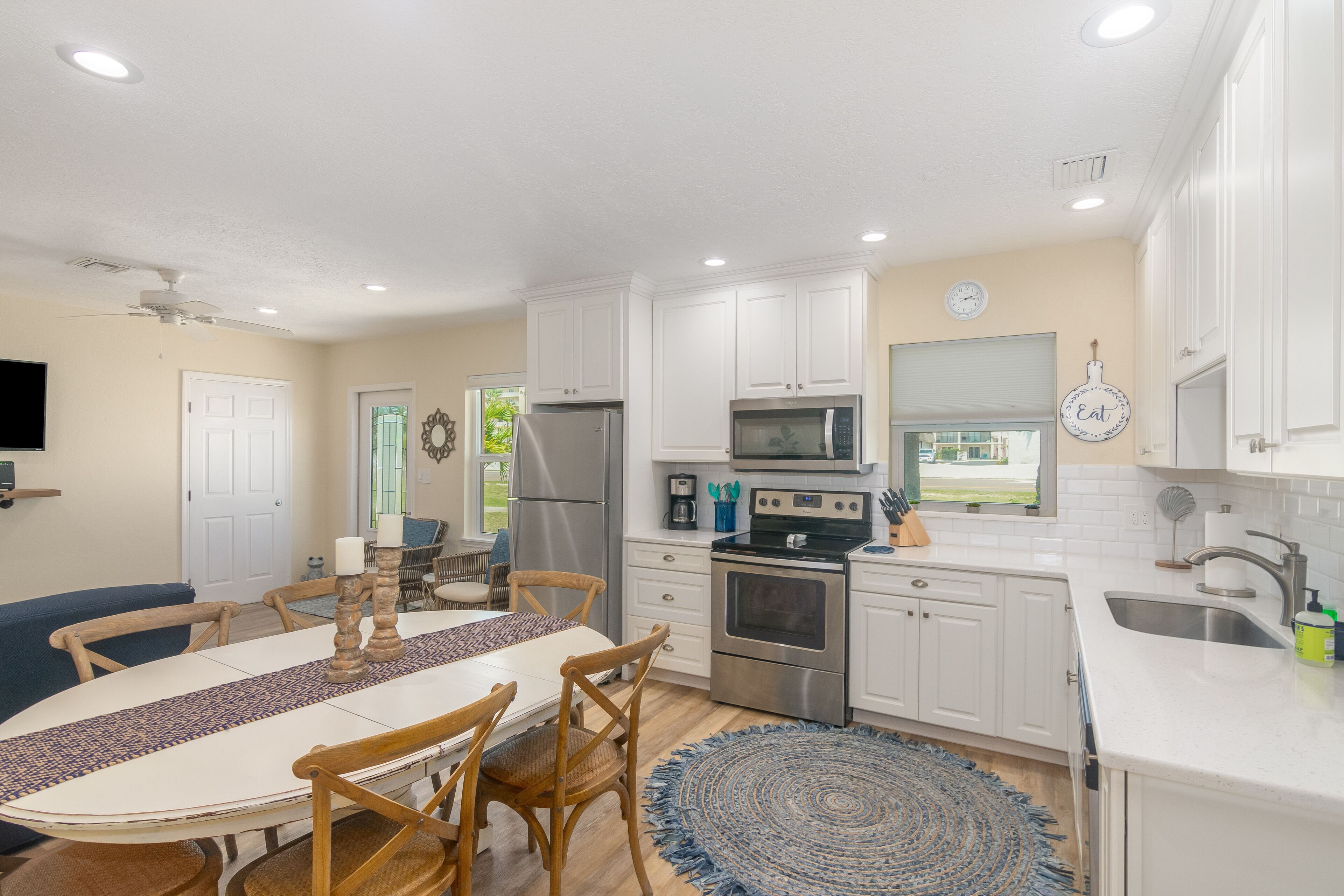 Køleskab, mikrobølgeovn, ovn, kogeplade