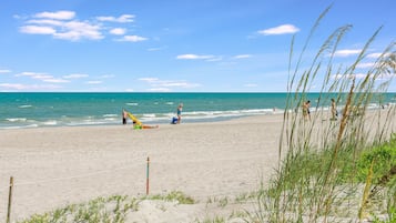 Playa en los alrededores y toallas de playa