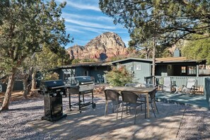 Outdoor dining - Thundercat Ranch - Hot tub & Red rocks (Sedona)