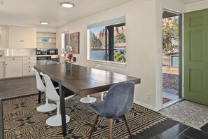 Dining - Thundercat Ranch - Hot tub & Red rocks (Sedona)