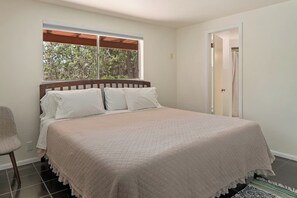 3 slaapkamers, een bureau, een strijkplank/strijkijzer, reisbedje