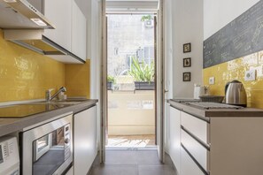 Micro-ondes, plaque de cuisson, grille-pain