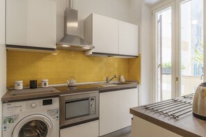 Micro-ondes, plaque de cuisson, grille-pain