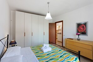 1 bedroom, iron/ironing board, WiFi - Bright and cozy apartment for 4, ideal for a peaceful holiday. The flat is located in a very quiet street, with free parking. In a 15-minute walk you can arrive to Schisò, a charming district characterized by the Norman Castle overlooking the bay and th (Giardini Naxos)
