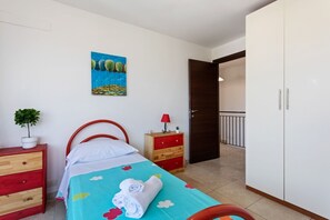 2 bedrooms, iron/ironing board, WiFi