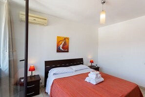 2 bedrooms, iron/ironing board, WiFi