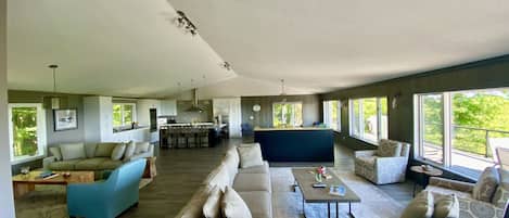 Smart TV, fireplace, ping pong