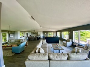 Smart TV, fireplace, table tennis